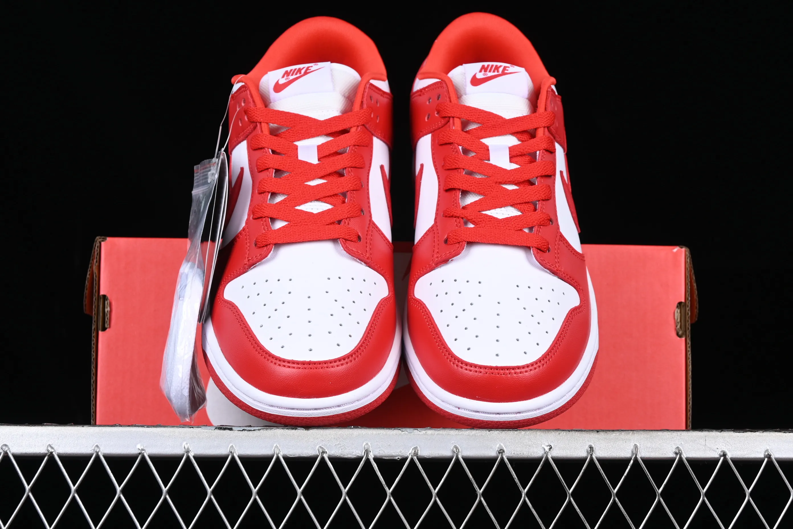 All Categories Nk SB Dunk Series Nk SB Dunk Low Low-top Sneakers Nk Dunk Low SB "University Red" White and Red Dunk Series First Layer Low-top Casual Sports Skateboard Shoes CU1727-100